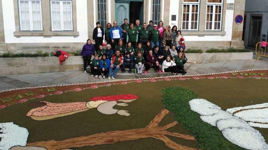 Alfombristas delante del tapiz en Monçao. // D. P.