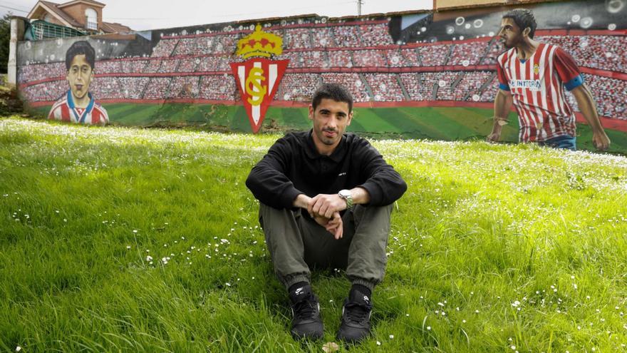 José Ángel Valdés, "Cote", frente al mural dedicado a su figura en Roces. | JUAN PLAZA / P. P.