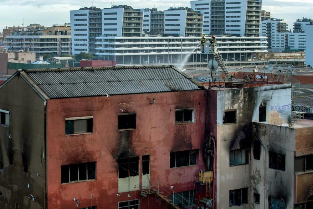 Incendi a una nau abandonada de Badalona