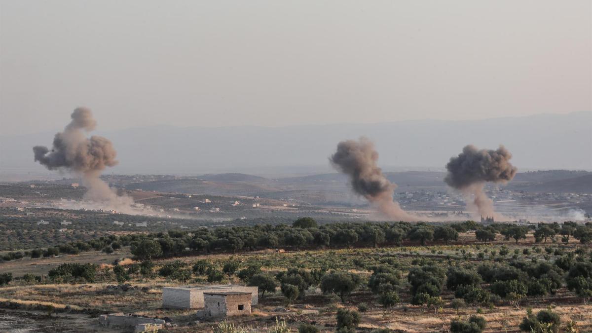 Imagen de archivo de varias columnas de humo tras un ataque contra Siria.