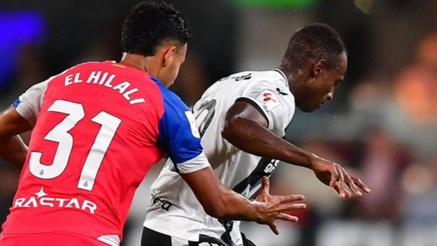 El árbitro detiene el partido entre el Cartagena - Espanyol durante varios  minutos por un insulto racista a El Hilali