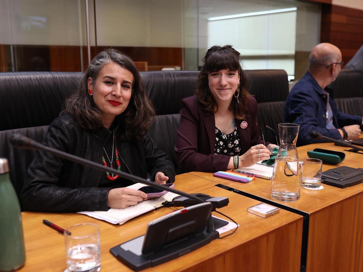 Irene de Miguel, portavoz de Unidas por Extremadura, junto a la diputada de su formación, Nerea Fernández, en la primera sesión del pleno de investidura, este martes.