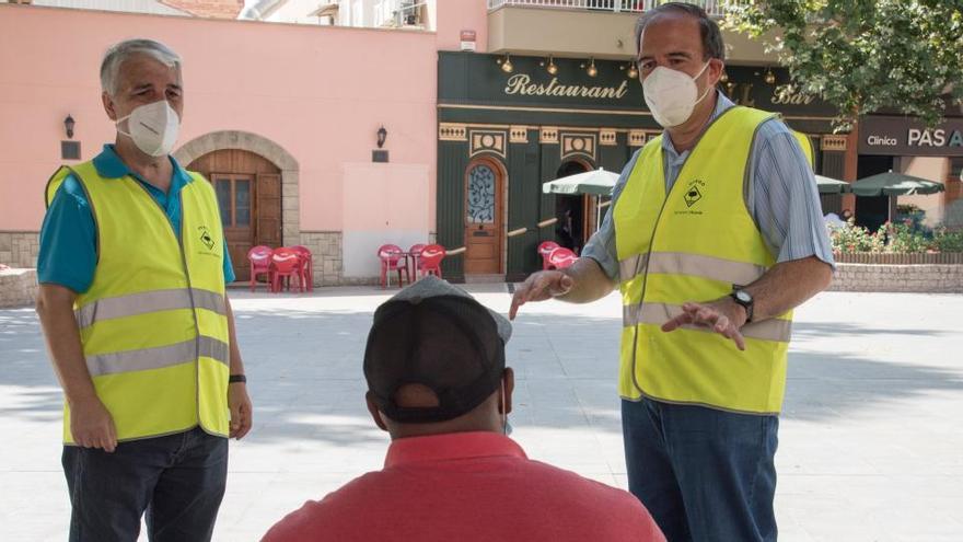 Agentes cívicos informan del uso obligatorio de mascarilla a un vecino de Lleida.