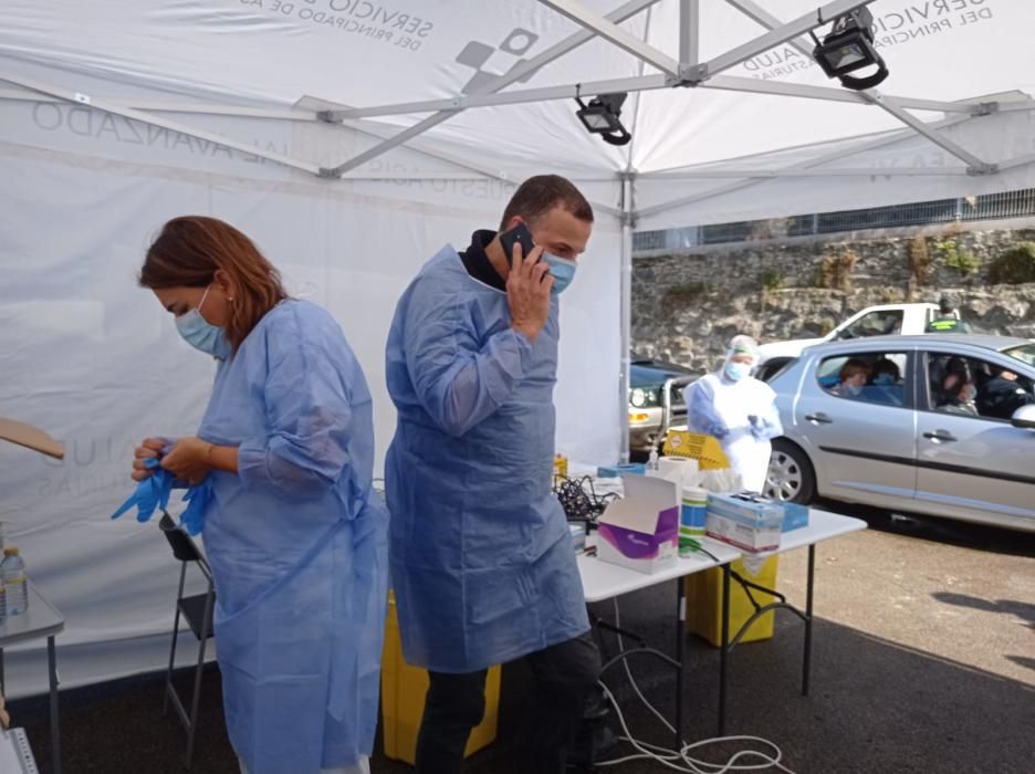 La población de Ponga, en fila en el autocovid