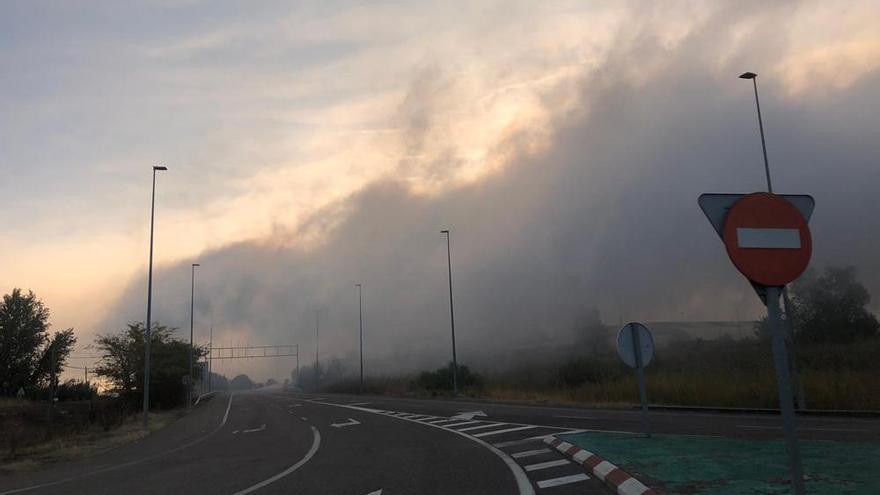 Una gran columna de humo alarma a los vecinos de Cerro Gordo