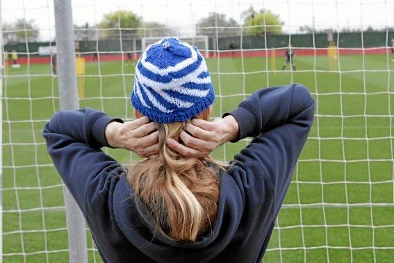 Hertha-Fans schauen beim Training zu.