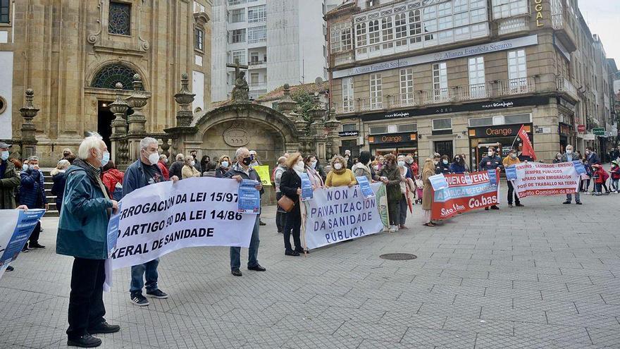 Un aspecto de la concentración que se celebró ayer en la plaza de la Peregrina con la distancia que exigen los protocolos anti-Covid.