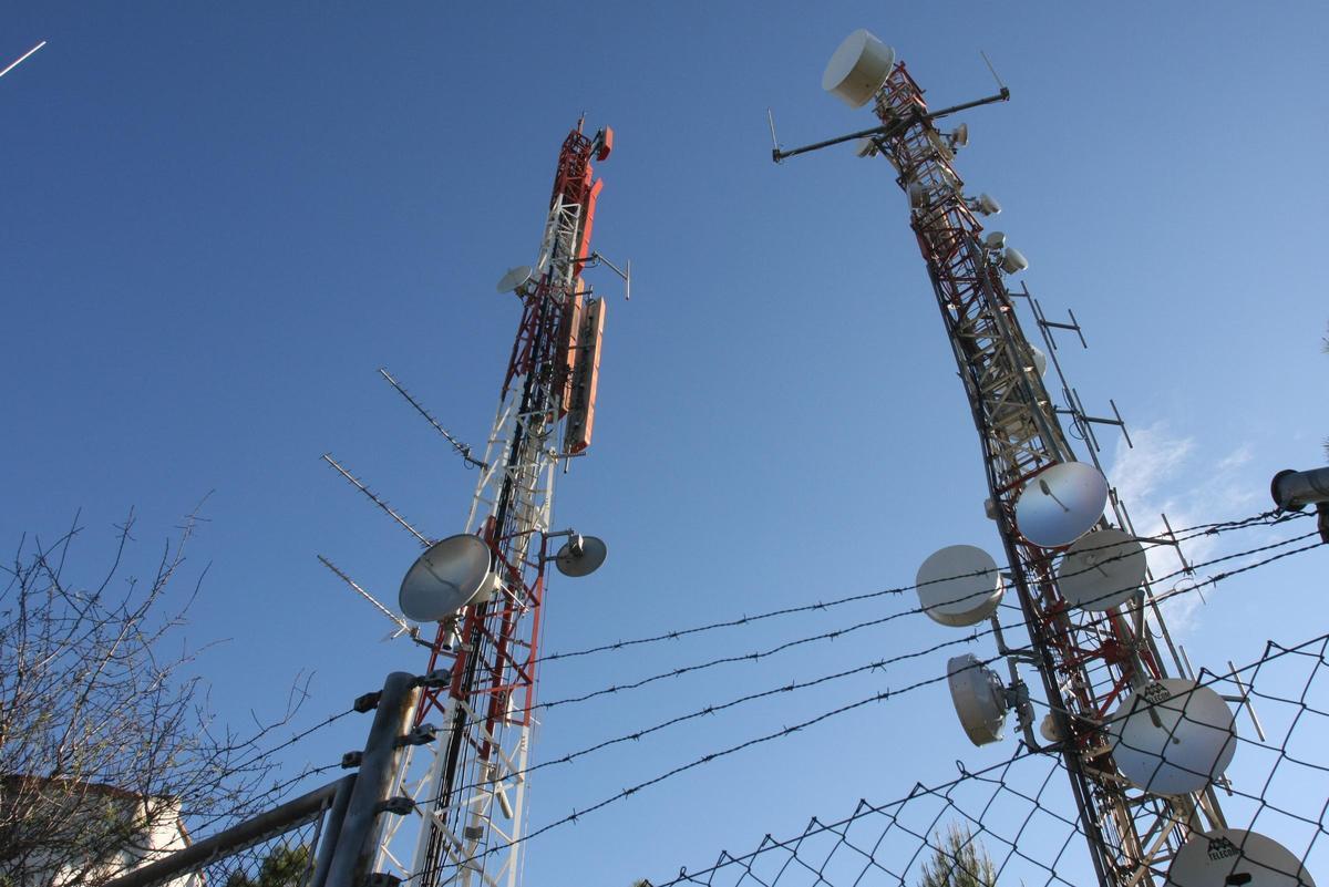 Antenes en el repetidor de la Llosa de Ranes.