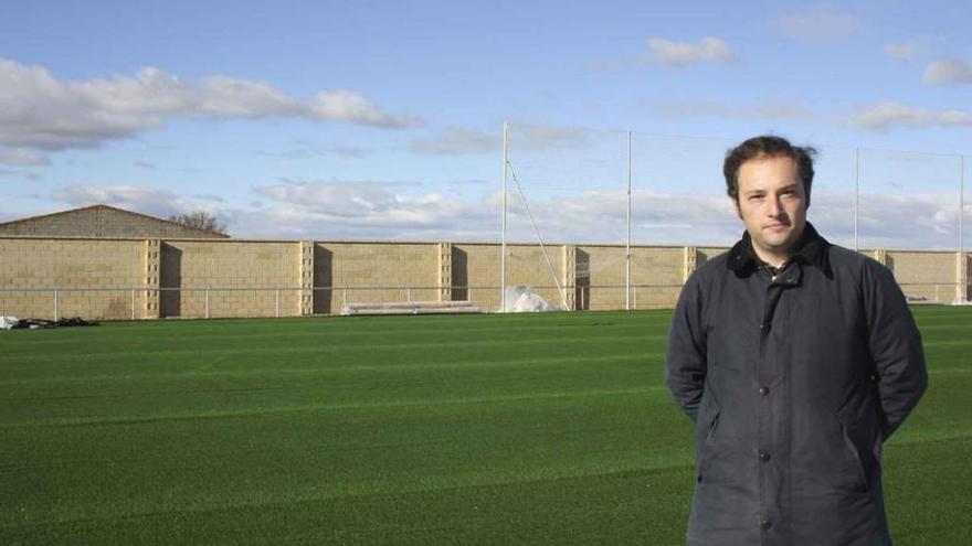 Alejandro González, concejal de Deportes, en las obras del campo de fútbol.