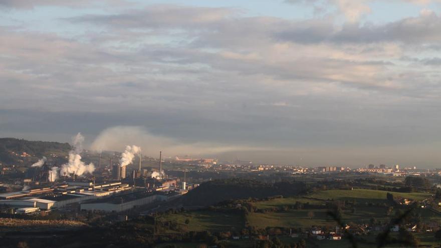A la izquierda, la factoría de ArcelorMittal, con Gijón al fondo.