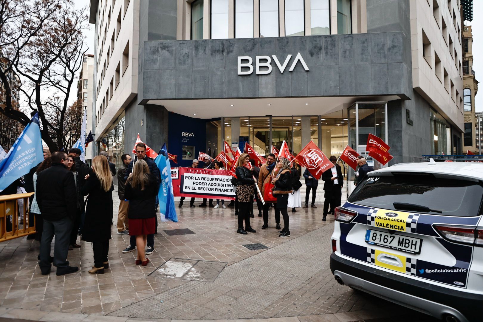 Los empleados de banca protestan ante la sedes de las entidades en València para reclamar una subida de sueldo