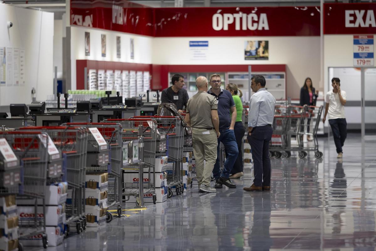 En imágenes | Los secretos del híper de Costco en Zaragoza: formatos XXL, precios bajos y hasta lingotes de oro