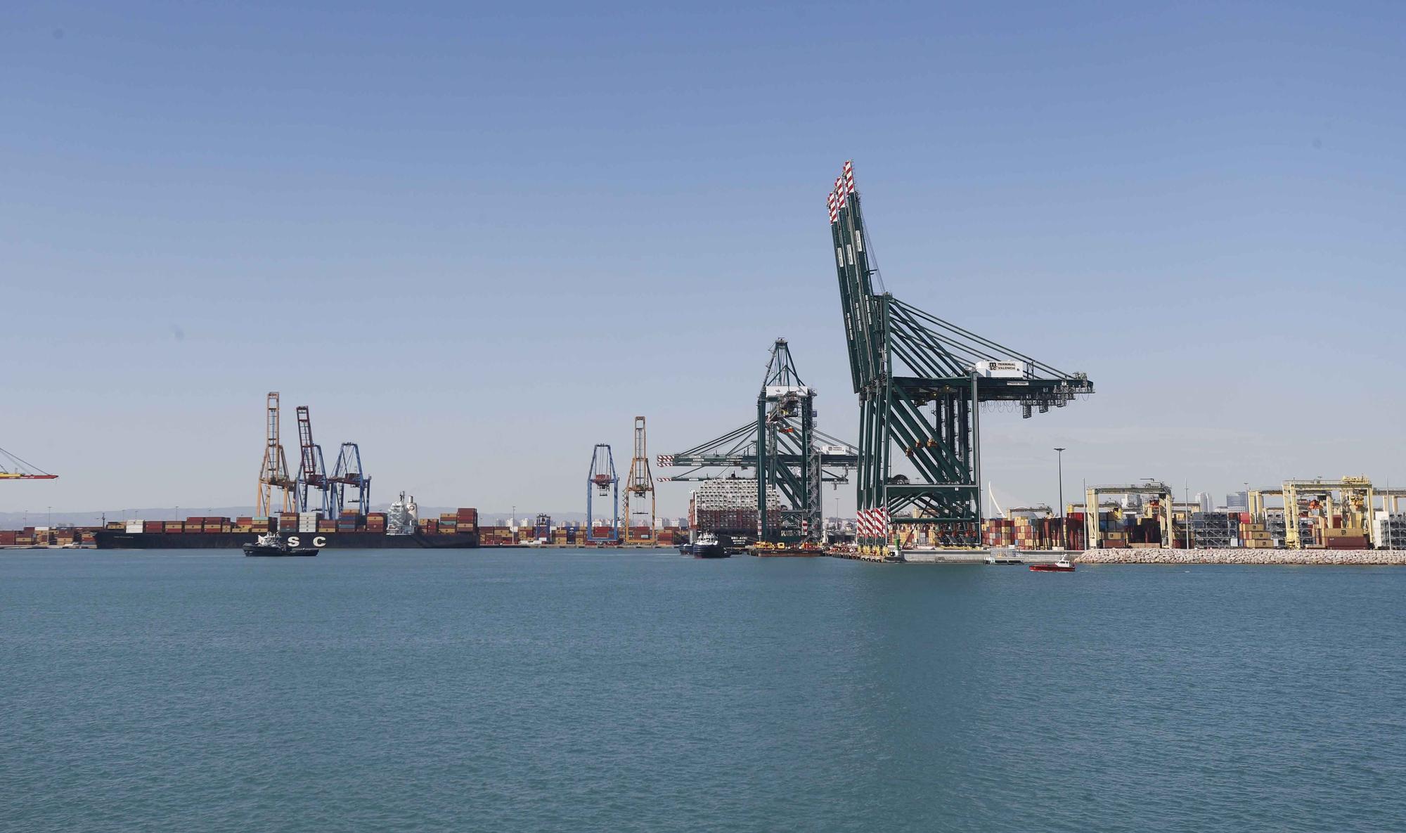 Espectacular traslado por mar de una nueva grúa en el Puerto de València