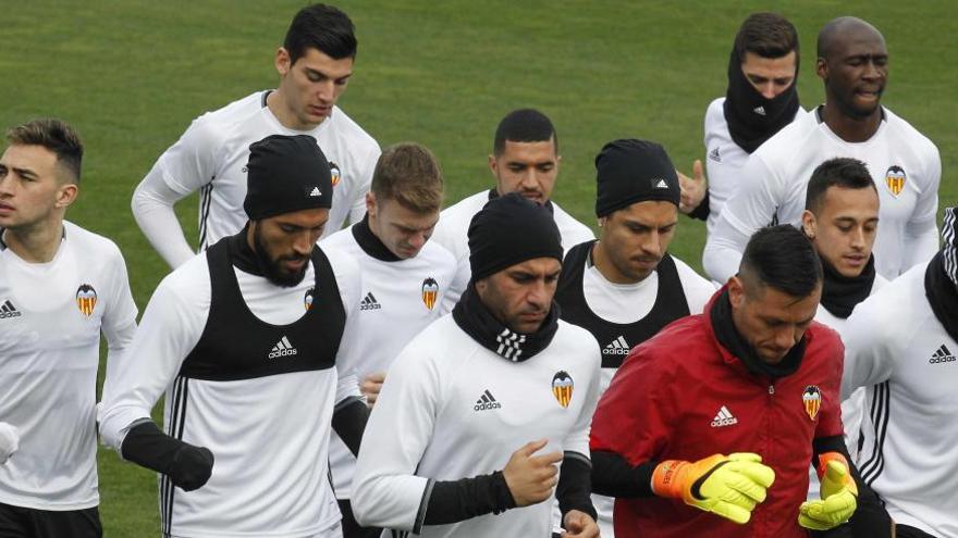 La plantilla del Valencia, realizando carrera continua durante el entrenamiento de ayer.