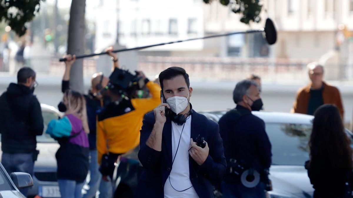 Javier Castillo, durante el rodaje de la serie 'La chica de nieve' en Málaga.