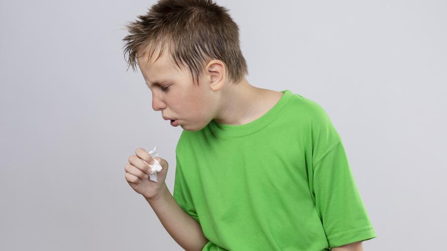¿Tu hijo tienes tos recurrente? Estas son las razones para que lo vea un médico