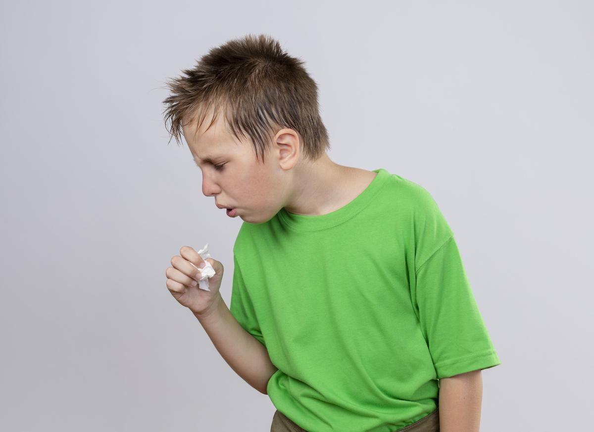 ¿Tiene tu hijo tos recurrente? Estas son las razones para que le vea un médico