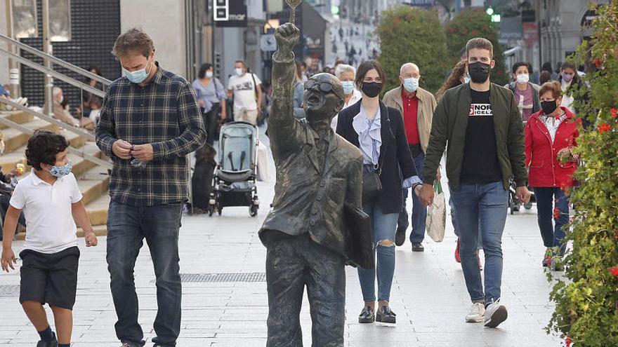 Gente paseando por la calle Príncipe.