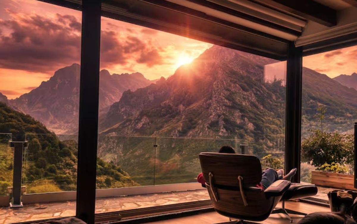Un viajero disfruta de un momento de lectura con vistas a los Picos de Europa