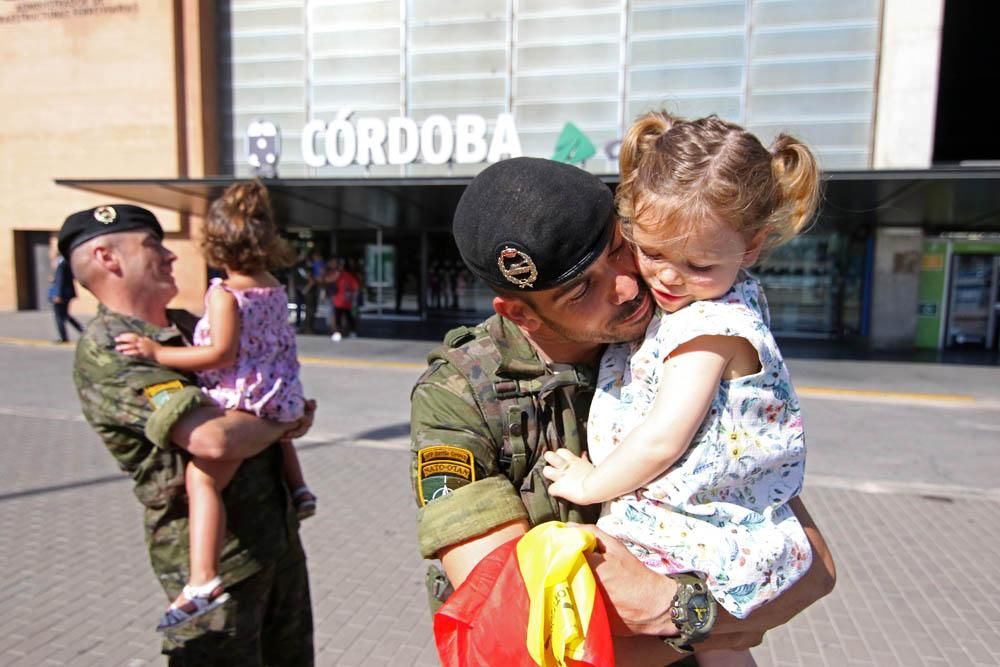 Abrazos y besos para recibir a la Brigada