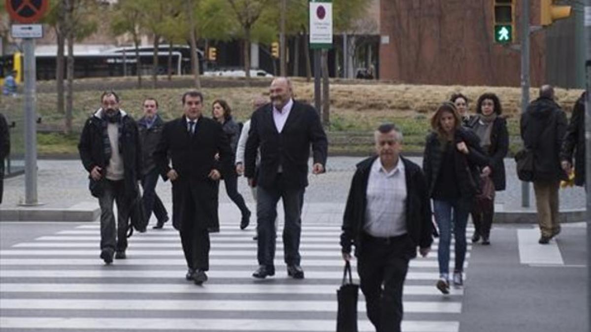 Joan Laporta, en el centro, junto con Joan Oliver, exdirector general del Barcelona y uno de las dos personas imputadas en el proceso judicial, el pasado mes de marzo.