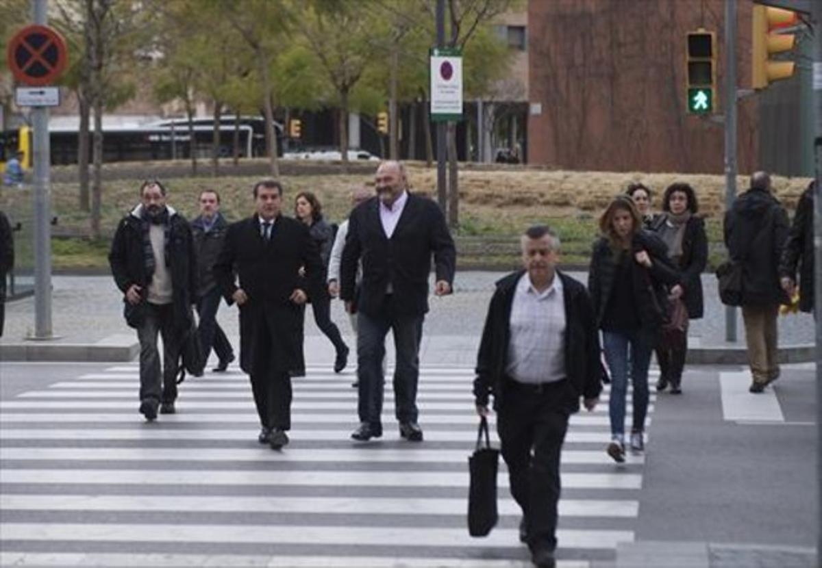 Joan Laporta, al centre, amb Joan Oliver, exdirector general del Barcelona i una de les dues persones imputades en el procés judicial, el mes de març passat.