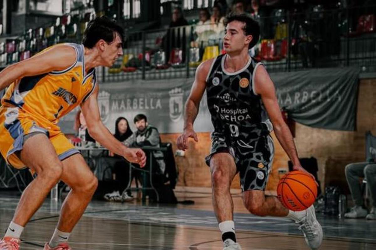 Hugo Vázquez, mvp de la jornada 21, cara a cara frente a un rival.