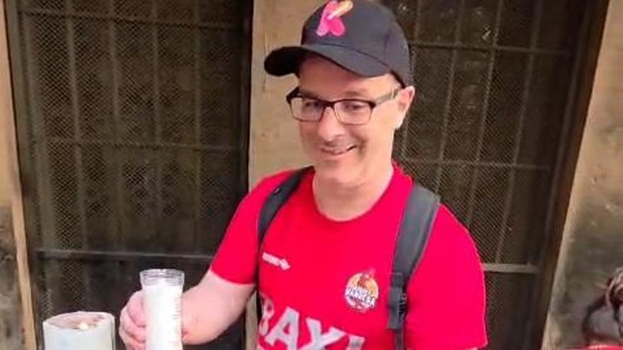 Diego Ocampo encén un ciri a la basílica de Montserrat