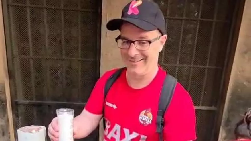 Diego Ocampo encén un ciri a la basílica de Montserrat