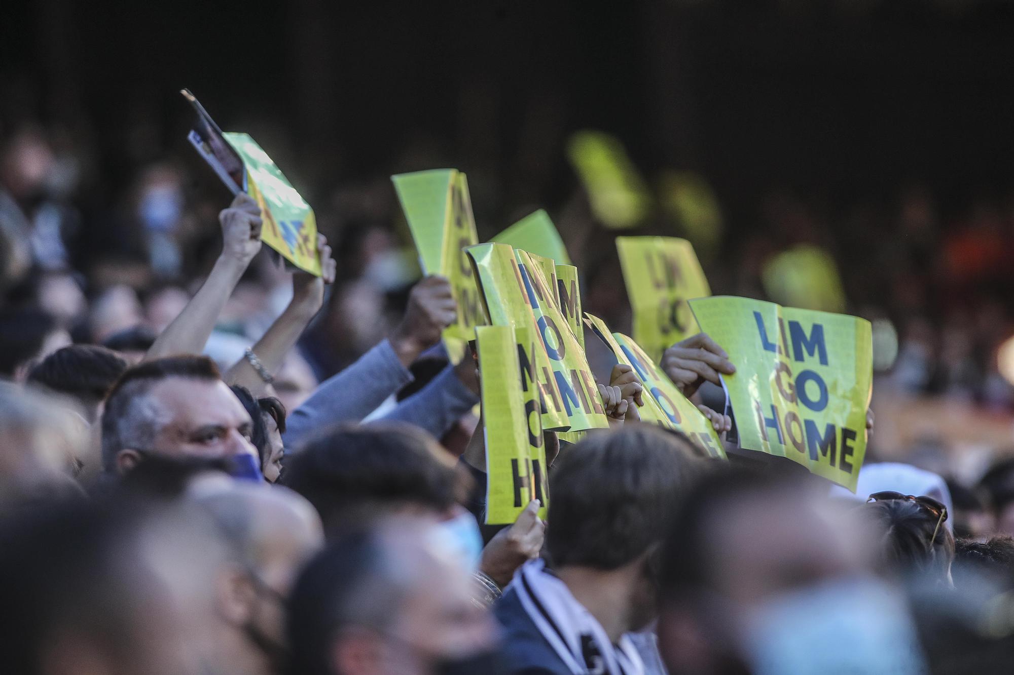 Protesta contra Lim en Mestalla