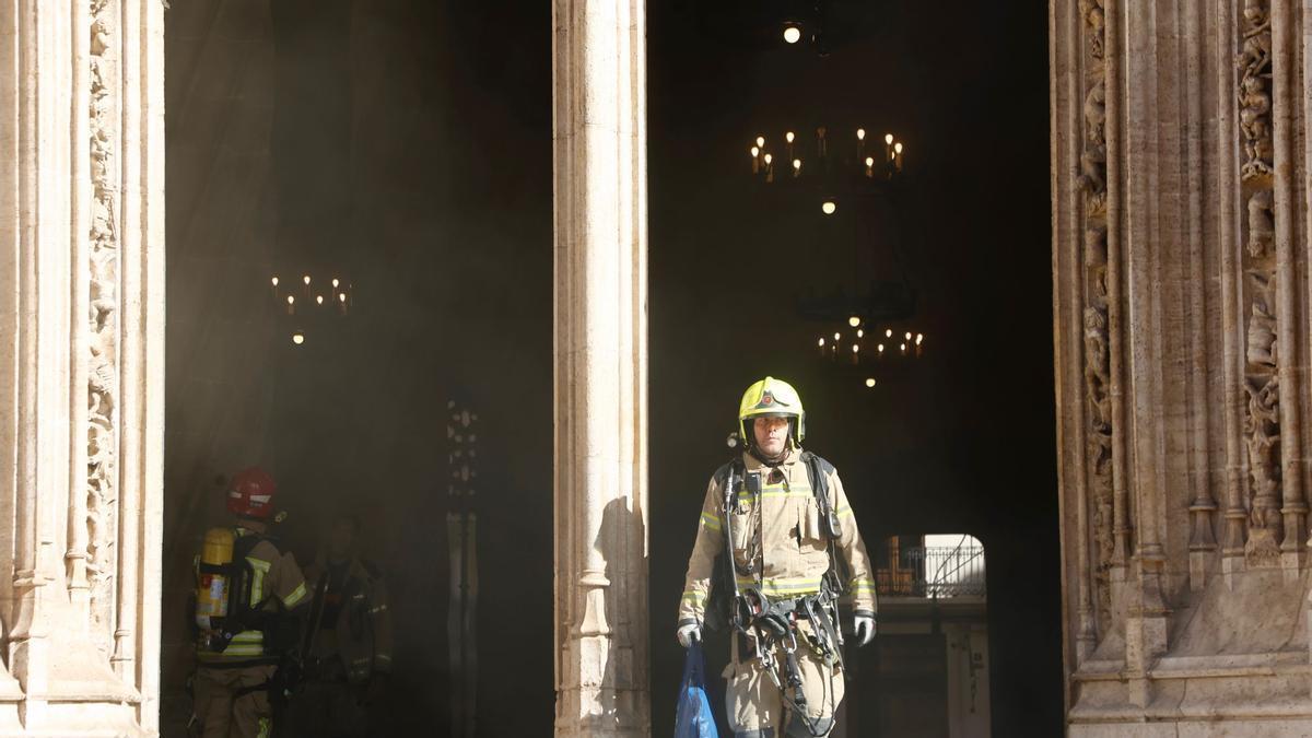 Los bomberos realizan un simulacro de incendio en la Lonja