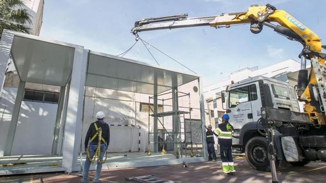 Los talleres de soldadura del IES Cavanilles se están instalando en barracones en uno de los patios porque ni alumnos ni maquinaria caben en el centro original.