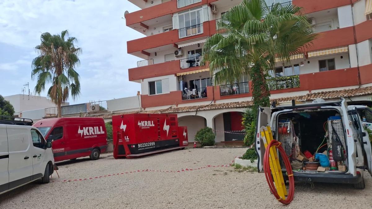 El generador que se ha colocado para dar electricidad a la finca del Arenal de Xàbia