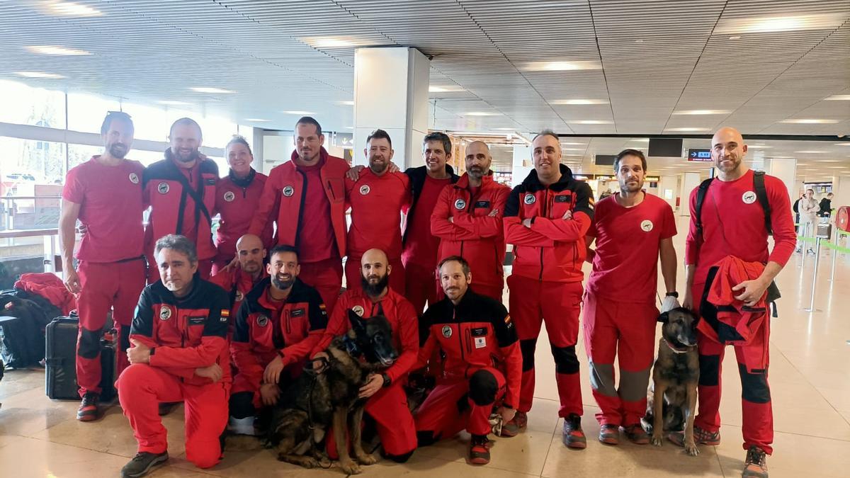 Toni Jaume, bombero de Palma que parte hacia Turquía para participar en el rescate de supervivientes del terremoto, a la derecha de la imagen