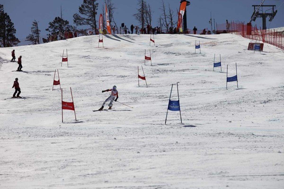 Un esquiador baixa amb la tècnica del telemarc per una de les pistes d’Espot Esquí. Un esquiador baixa amb la tècnica del telemarc per una de les pistes d’Espot Esquí.