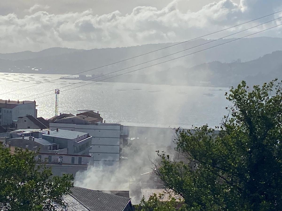 Rescatada a través de su balcón por un incendio en una casa en Chapela que calcinó el garaje