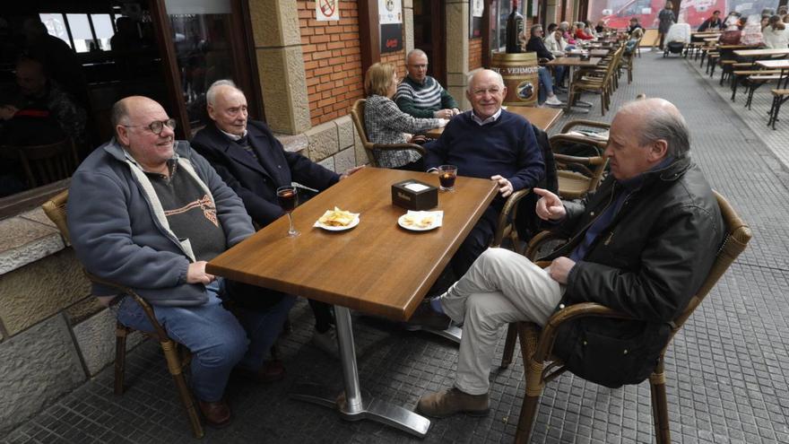 El pintor Favila cumple 70 años entre amigos: &quot;No me pesan, nunca he mirado el calendario&quot;