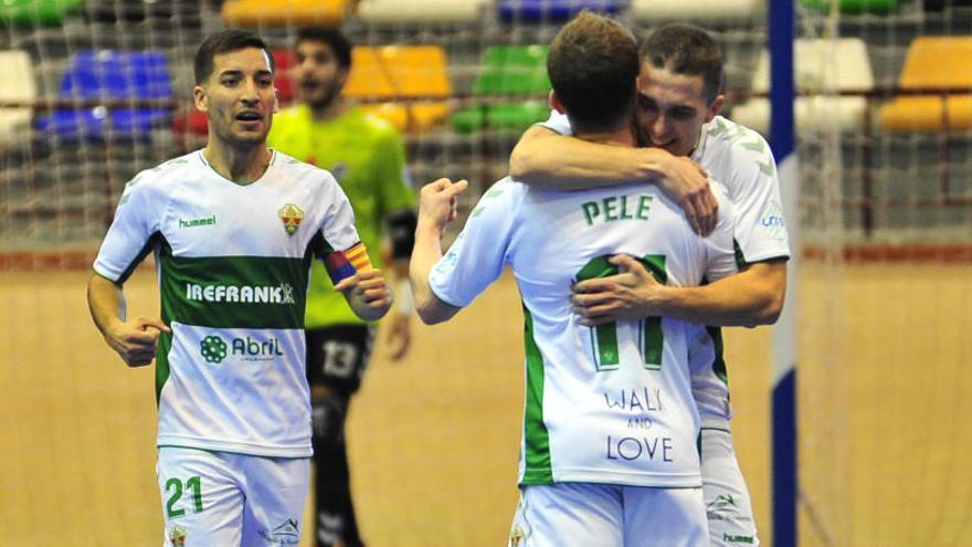 Los jugadores del Elche celebran un gol