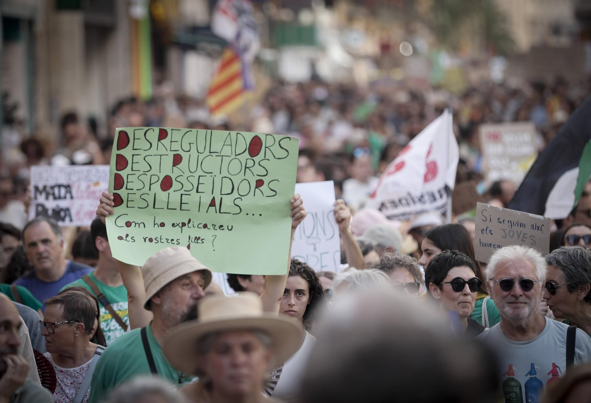 Las mejores pancartas y las imágenes de la manifestación contra la saturación turística en Mallorca