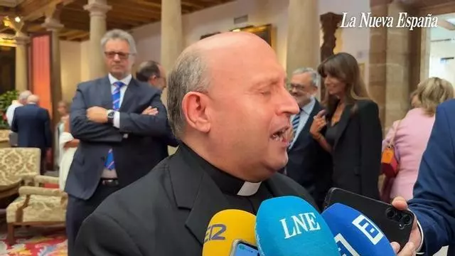 El arzobispo de Santiago y exdirector general de la Policía reciben el reconocimiento de la Asociación Día de Galicia en Asturias: "Es un orgullo"