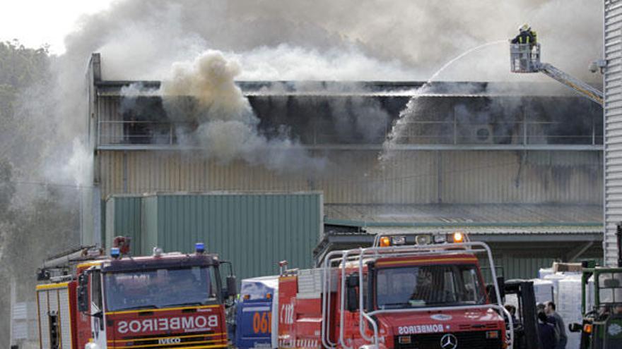 Controlado el incendio en la nave de Frigoríficos Devesa