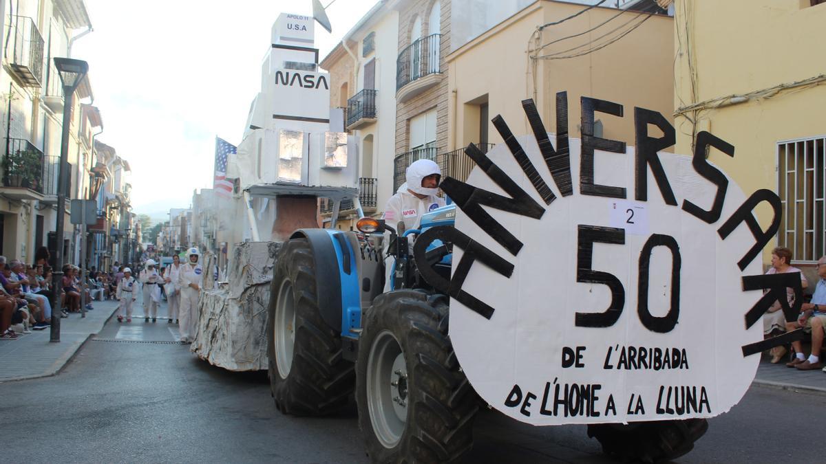 El pasacalles de disfraces es uno de los eventos más animados y esperados por los vecinos.