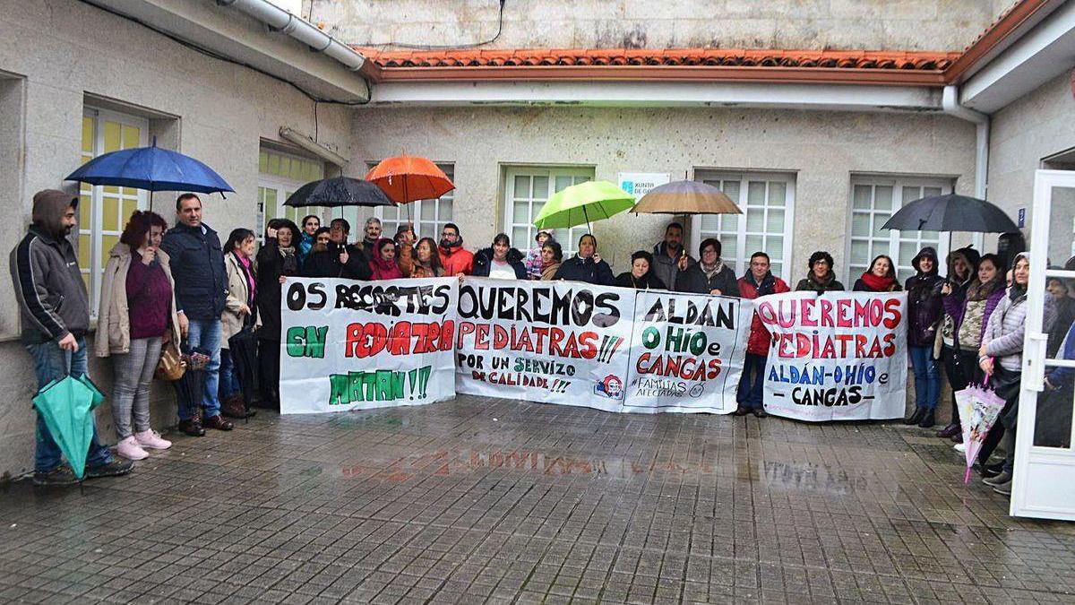 Una protesta, en 2019, por falta de pediatra en el centro de salud de Aldán.