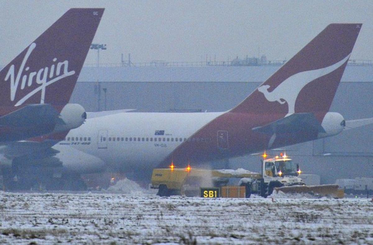 Una màquina llevaneu neteja la pista de l’aeroport londinenc de Heathrow, ahir. Una màquina llevaneu neteja la pista de l’aeroport londinenc de Heathrow, ahir.