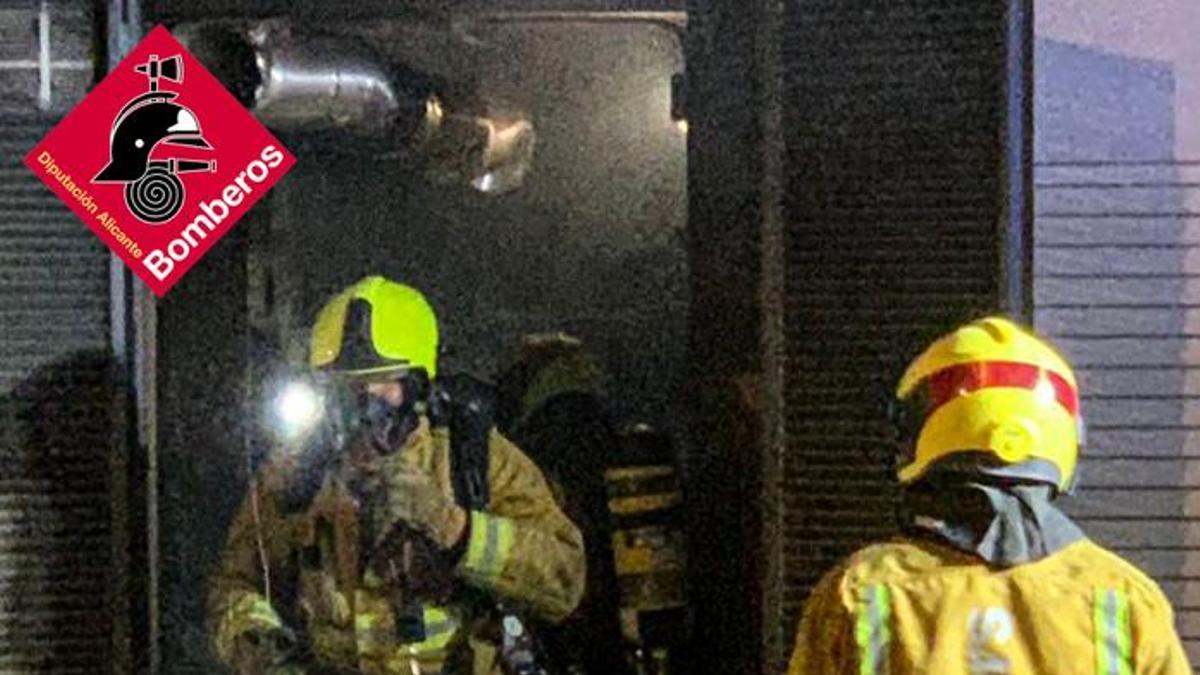 Los bomberos durante la intervención.