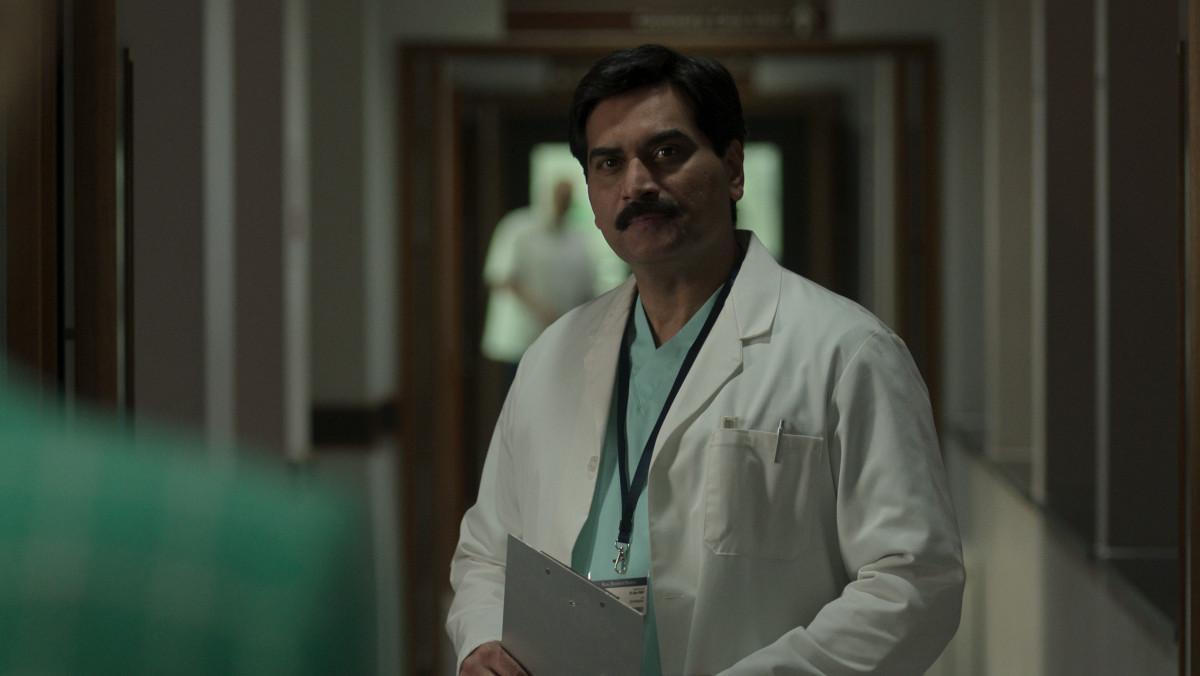 Humayun Saeed, como Hasnat Khan, en 'The Crown 5'.