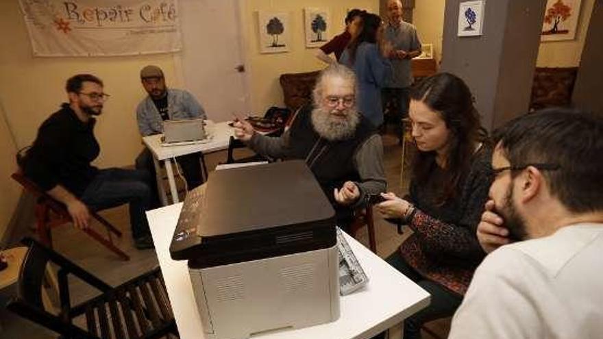 Participantes en el &quot;Repair Café&quot; convocado en la librería La Revoltosa.