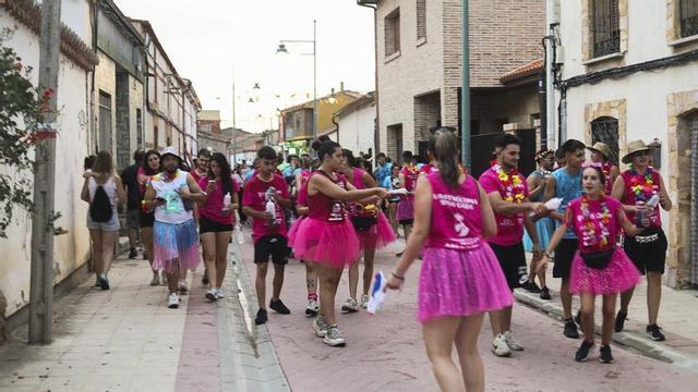 Desfile de peñas de Villaralbo.