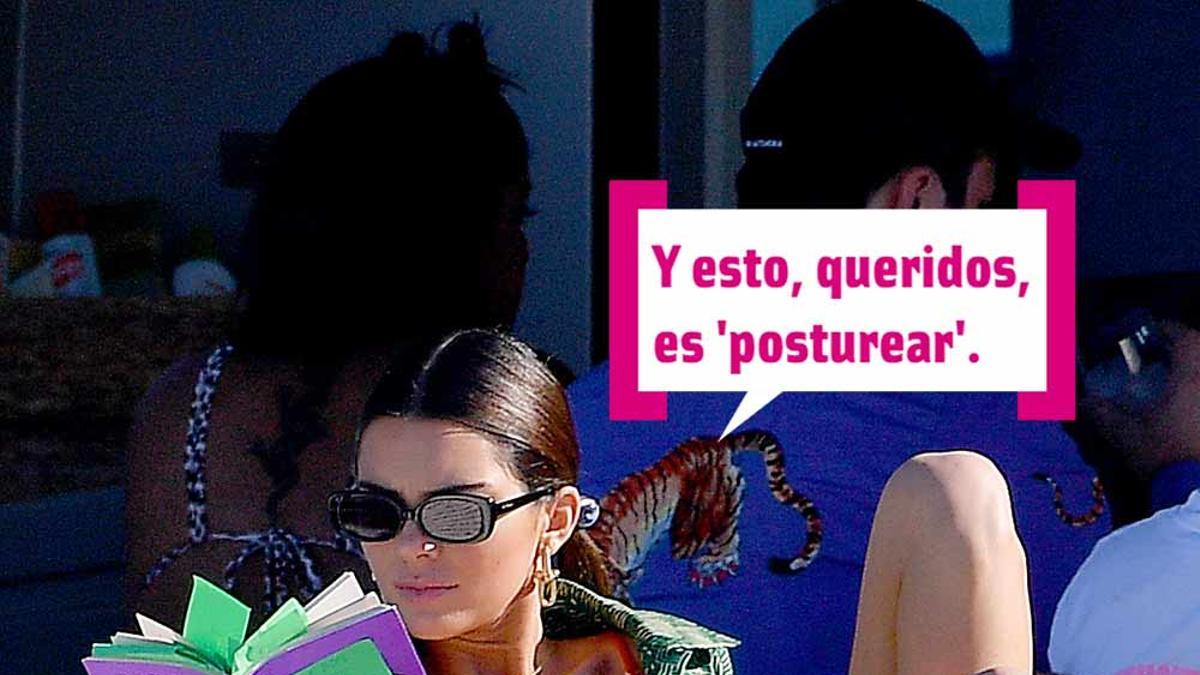 Kendall Jenner en un yate leyendo