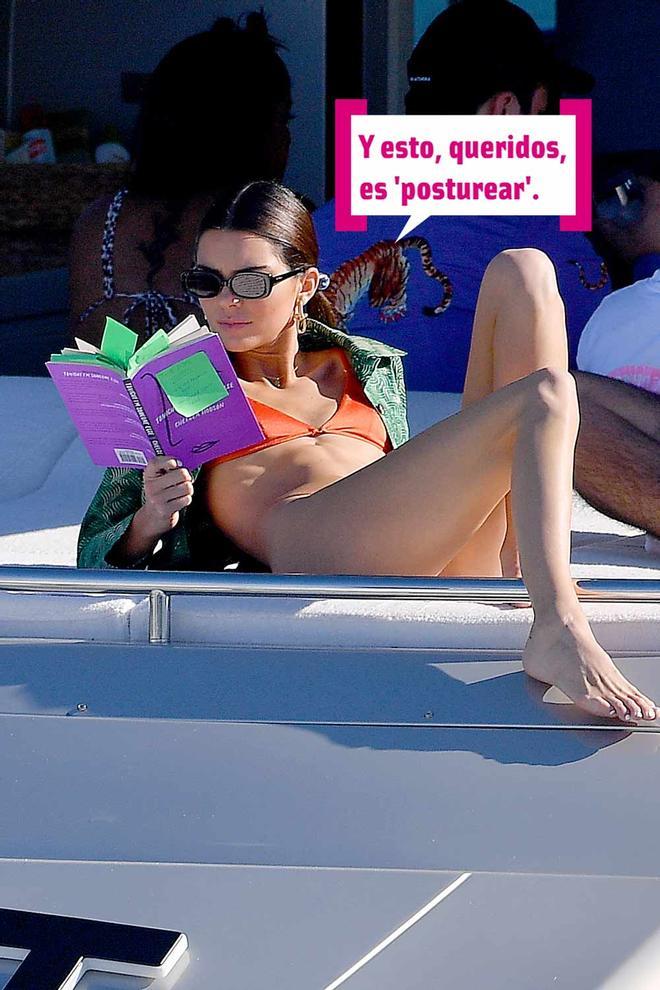 Kendall Jenner en un yate leyendo